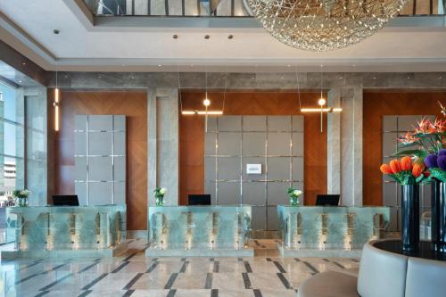 伯萨布尔萨喜来登酒店的大堂设有一排椅子和吊灯