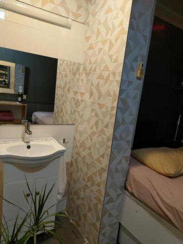 瓦尔纳Paralax Hotel的一间带水槽和床的浴室