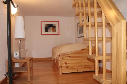 普特布斯Altes Waschhaus的一间卧室设有双层床和螺旋楼梯。