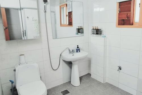 统营市Tongyeong Hue Stay的白色的浴室设有水槽和卫生间。