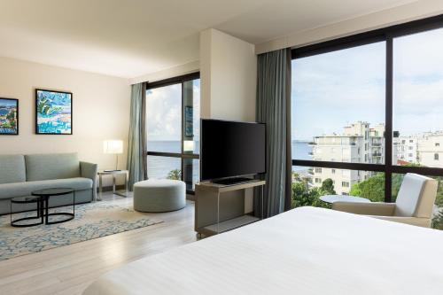 尼斯AC Hotel by Marriott Nice的酒店客房设有一张床和一个大窗户