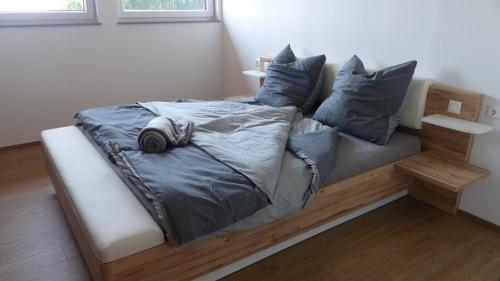 马特塞Ferienwohnung Steger的一张带灰色床单和枕头的床