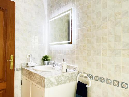 科斯塔特吉塞LOS CHARCOS TERRACE VIEW的一间带水槽和镜子的浴室