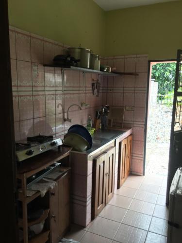 杜阿拉Vicky Appartements Palmengarten Douala Maképè Belavie的厨房配有水槽和台面
