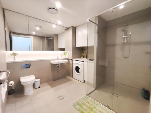 悉尼Cozy Apt w Park View by Stadiums的带淋浴卫生间和盥洗盆的浴室