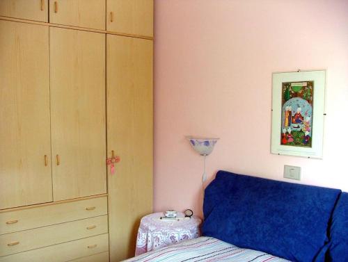 桑格罗堡Casa vancanze con camino的一间卧室配有床、梳妆台和橱柜。