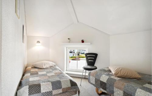 博恩瑟3 Bedroom Awesome Apartment In Bogense的一间卧室配有两张床和椅子