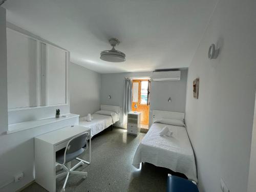 马斯帕洛马斯Deluxe Las Marinas Beach的白色的客房配有两张床和一张书桌