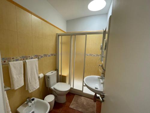 马斯帕洛马斯Deluxe Las Marinas Beach的浴室配有卫生间、盥洗盆和淋浴。
