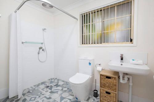 纽卡斯尔Tighes Hill Hideaway - Alfresco Living by the Park的白色的浴室设有水槽和卫生间。