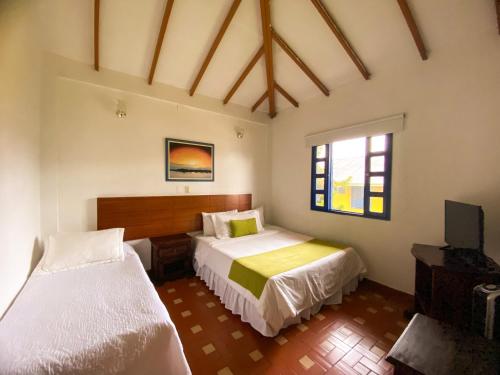 佩雷拉拉卡松纳生态酒店的一间卧室配有两张床和电视。