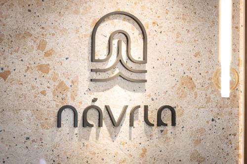 纳夫普利翁Navria by Aetoma的墙上有Aania名字的标志