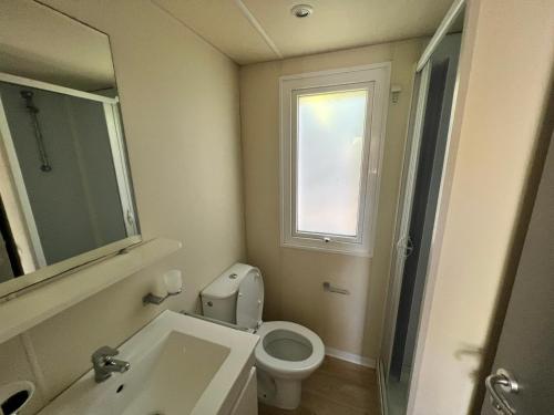 索托马里纳VULCANO的一间带卫生间、水槽和窗户的浴室