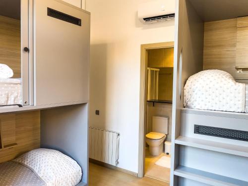 巴塞罗那Leevin Student Barcelona的一间小卧室,配有衣柜和卫生间