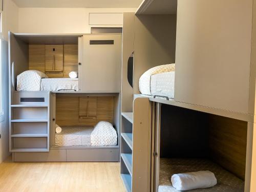 巴塞罗那Leevin Student Barcelona的一间设有四张双层床的客房