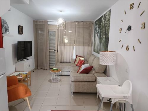 科斯塔德安提瓜Villa Costa Antigua的带沙发和电视的客厅