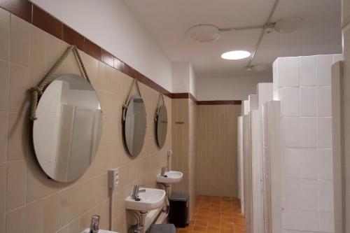 Las ErasLas Eras Nest Hostel的浴室设有两个水槽和两面墙上的镜子