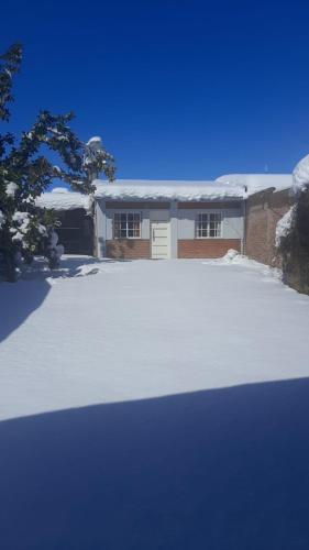 马拉圭Casa moderna en zona tranquila的房屋前有雪盖的车道