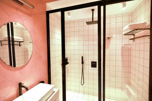 恰洛克拉姆Adika - The beachfront Loft的带淋浴和镜子的浴室