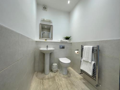 克利夫罗Station Lounge & Rooms的一间带水槽和卫生间的浴室