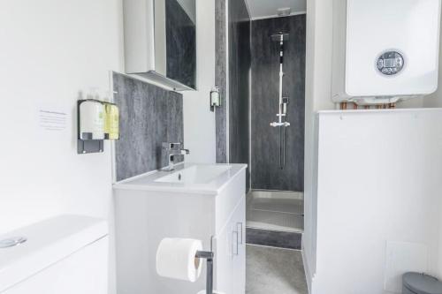 布里斯托Modern Skyfall with FREE PARKING for Families & Business by Prescott Apartments的白色的浴室设有水槽和淋浴。