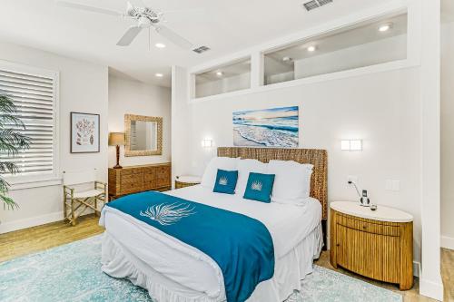 阿兰瑟斯港Sunset Cove at Palmilla Beach的一间带特大号床的卧室和一间浴室