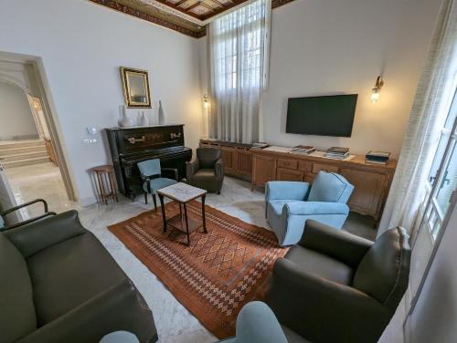 突尼斯Dar Hamouda Guest House - Médina de Tunis的带沙发和平面电视的客厅