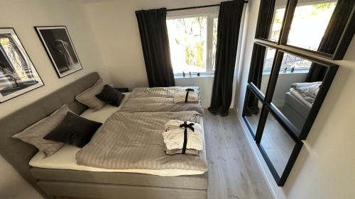 克里斯蒂安桑Top Floor Apartment Årossanden 5 A的带窗户的客房内的两张床