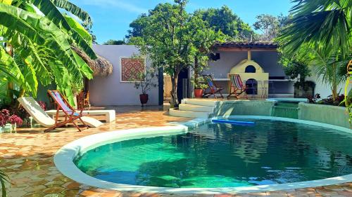 格拉纳达Hotel La Polvora的房屋后院的游泳池