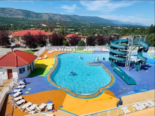 费尔蒙特温泉Mountain View Vacation Villa Main Floor Unit, No Stairs的度假村内大型游泳池的图片