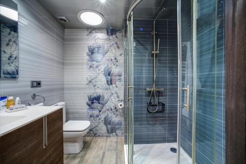 坎布里尔斯Dreams Port Cambrils Apartment的带淋浴和卫生间的浴室