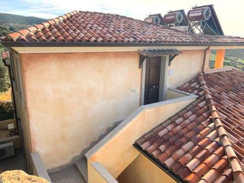 特里尼达古图Casa Smeralda - Piscina e vista sul Mare!的屋顶房屋的顶部景色
