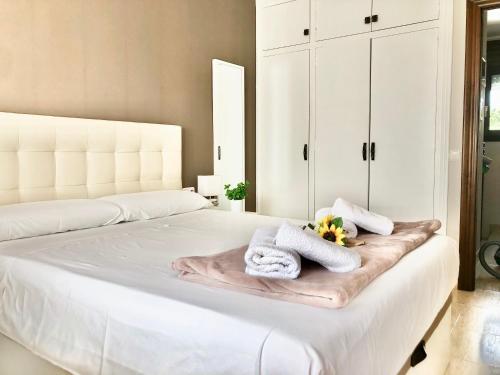 迈阿密普拉特亚La Casa de Jordi&Lina的卧室配有白色床和毛巾