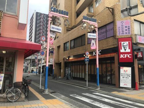 大阪大阪長居港湾客房的一条拥有建筑和人行道的城市街道