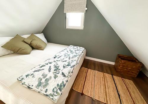 卡瓦内斯Unique Stay - Eco Country A-Frame Cabin的一间卧室配有一张带白色床罩的床