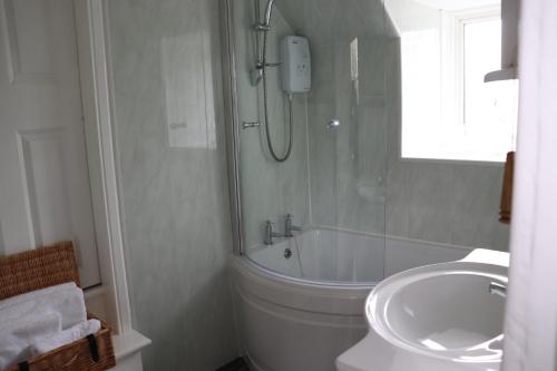 布莱尔高里The Loft at Craigmill House的带淋浴和盥洗盆的白色浴室