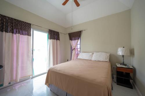 尼格瑞尔JAG Guesthouse- Little Bay Country Club的一间卧室设有一张床和一个大窗户