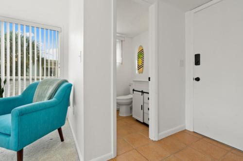圣奥古斯丁Beach Break Ocean Front Complex Beach Pool的客房设有蓝色椅子和浴室。