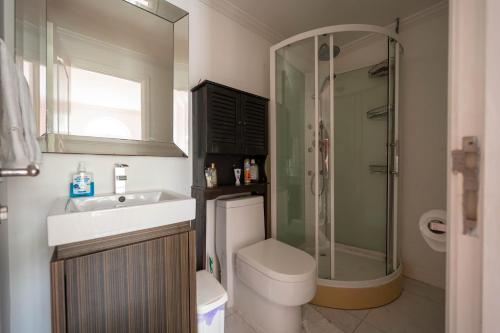 尼格瑞尔JAG Guesthouse- Little Bay Country Club的带淋浴、卫生间和盥洗盆的浴室