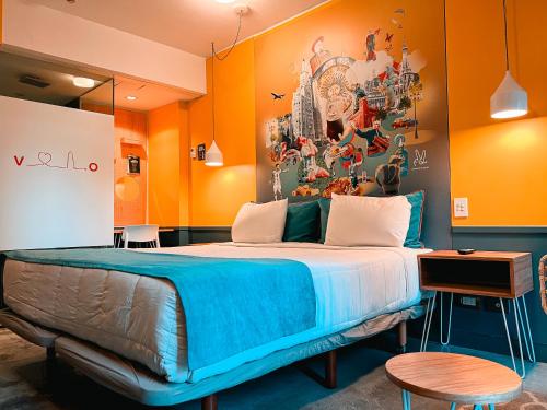 布宜诺斯艾利斯Viajero Buenos Aires Hostel的一间卧室配有一张带橙色墙壁的大床