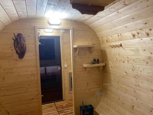 文茨皮尔斯Silumetras的小房间设有木墙和门