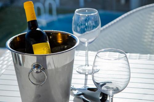 萨尔堡4Ever Palace - Design & Nature的酒桶,酒杯,坐在桌子上