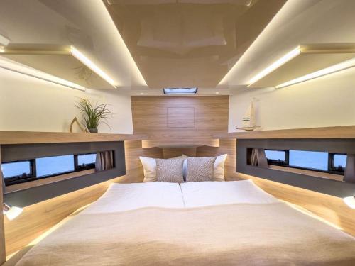 费曼城堡Motoryacht-Futura-Urlaub-im-Yachthafen的卧室设有一张带窗户的白色大床