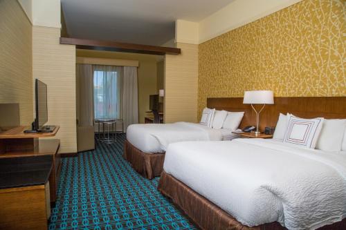波卡特洛波卡特洛万枫酒店的酒店客房设有两张床和电视。