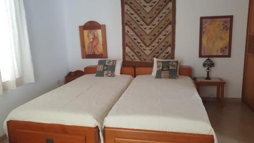 埃尔帕索Villa Jardines la Quinta的双床间设有2张单人床。