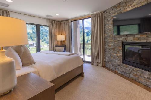 阿尔塔The Snowpine Lodge的一间卧室设有一张大床和一个壁炉
