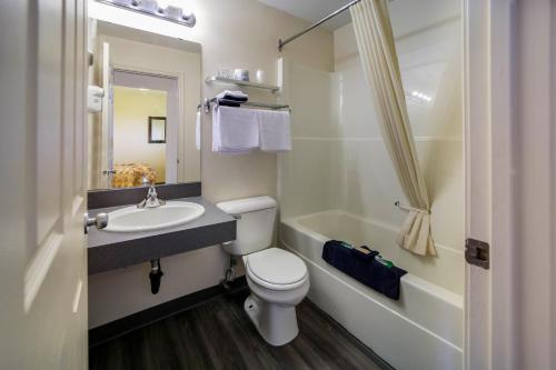 圣约翰堡Canadas Best Value Inn Fort St John的浴室配有卫生间、盥洗盆和浴缸。