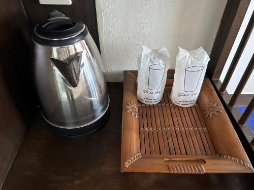 大城Grand Phranakhon Hotel的咖啡壶和桌子上的咖啡壶