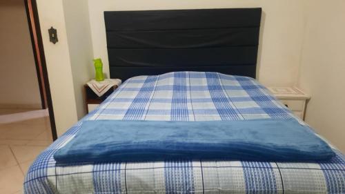 南雅拉瓜Casa do Roberto的客房内的一张蓝色和白色的床