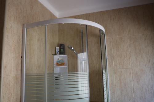 圣托·蒂尔索cerca do casal的浴室内带玻璃淋浴间